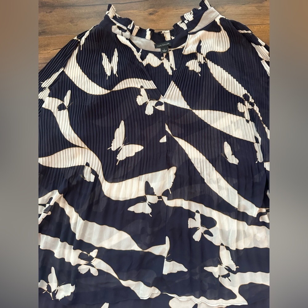 Ann Taylor L Pleated Butterfly Print Blouse Navy Ivory Long Sleeve Top - Picture 5 of 9